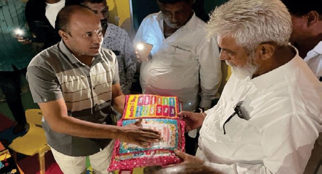 उद्घाटन फीत कापताना